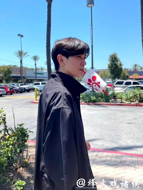 又一位星二代“整容式逆袭”，19岁帅成180cm肌肉男神，果然胖子都是潜力股！